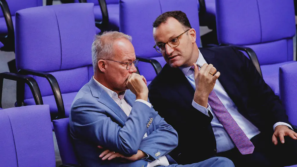 R-L-Jens-Spahn-Vorsitzender-der-CDU-CSU-Fraktion-im-Deutschen-Bundestag-und-Matthias-Miersch-Fraktionsvorsitzender-der-SPD-im-Deutschen-Bundestag-aufgenommen-im-Rahmen-der-Beratungen-zum-Haushaltsgesetz-2025-im-Deutschen-Bundestag-in-Berlin-16-09-2025