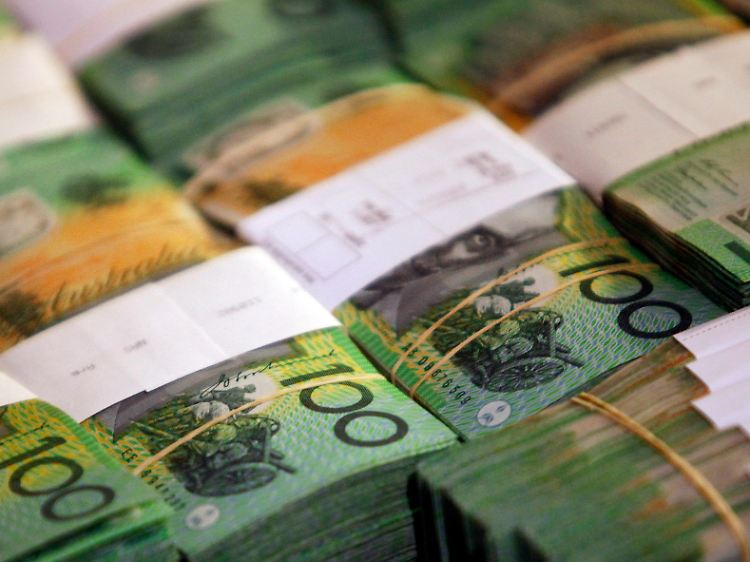 Dicke Bündel saftig grüner Scheine: In Australien läuft der "Job-Motor auf vollen Touren".