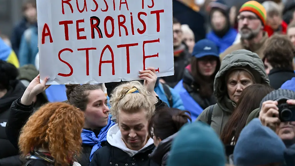 Zahlreiche-Menschen-nehmen-anlaesslich-des-vierten-Jahrestags-des-russischen-Angriffs-auf-die-Ukraine-an-einer-Kundgebung-auf-dem-Marienplatz-teil