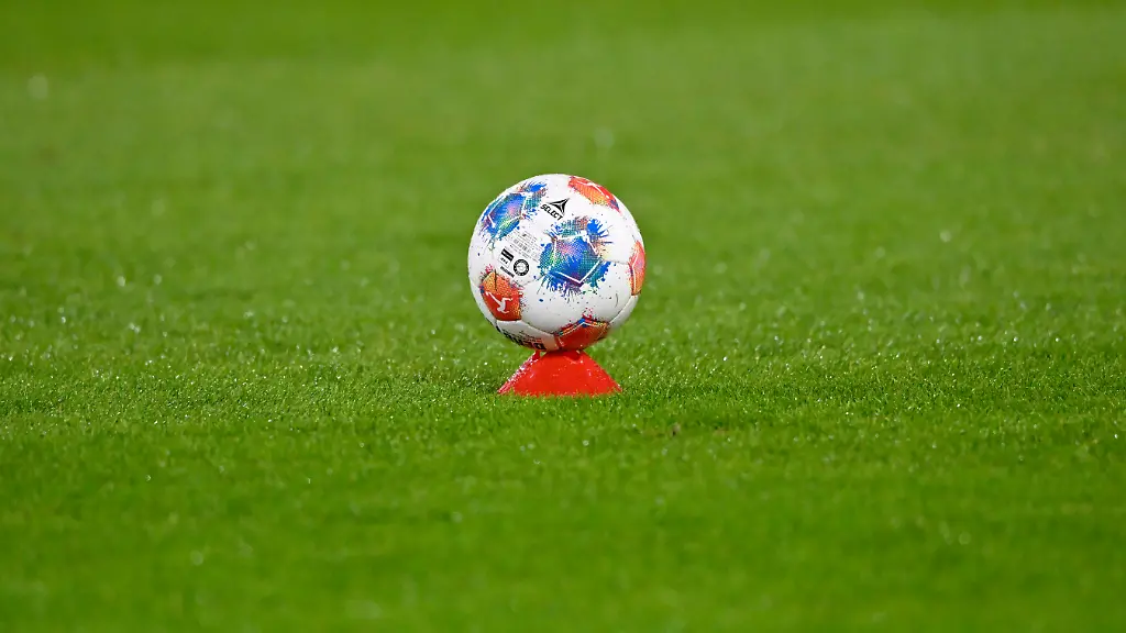 Adidas-Derbystar-Spielball-liegt-auf-Huetchen-im-Rasen-FC-Heidenheim-1846-FCH-vs-Stuttgart-22-02