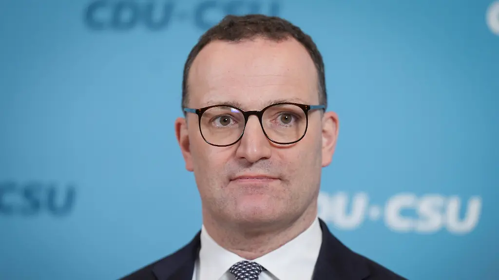 Pressestatement-der-CDU-und-CSU-vor-der-Fraktionssitzung-CDU-Fraktionsvorsitzender-Jens-Spahn-im-Portrait-beim-Statement-vor-der-Fraktionssitzung-der-CDU-und-CSU-Bundestagsfraktion-Berlin-24-02