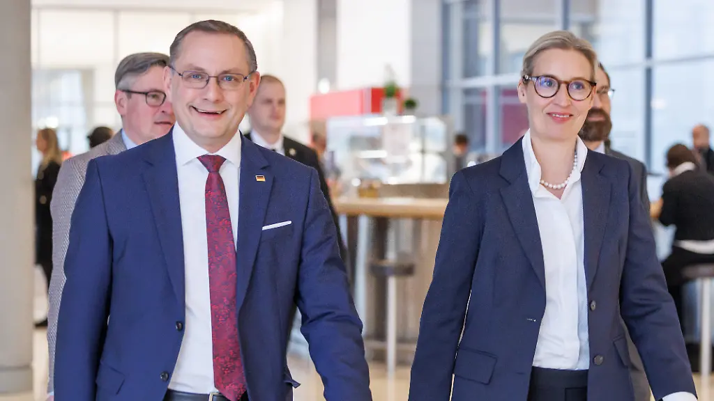 Alice-Weidel-und-Tino-Chrupalla-AfD-bei-einem-Statement-der-AfD-am-24-02-26-in-Berlin
