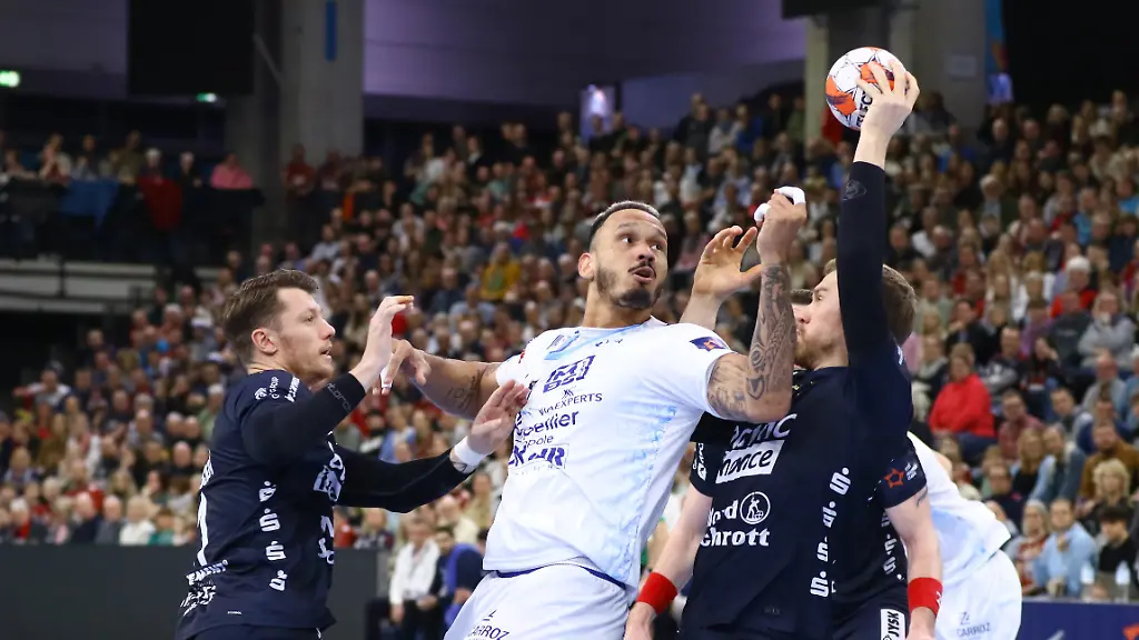 Handball-Maenner-EHF-European-League-Hauptrunde-Gruppe-1-2-Spieltag-SG-Flensburg-Handewitt-Montpellier-HB-GP-JOULE-Arena-Emil-Jakobsen-SG-Flensburg-Handewitt-Rogerio-Moraes-Ferreira-Montpellier-HB-und-Simon-Pytlick-SG-Flensburg-Handewitt-in-Aktion