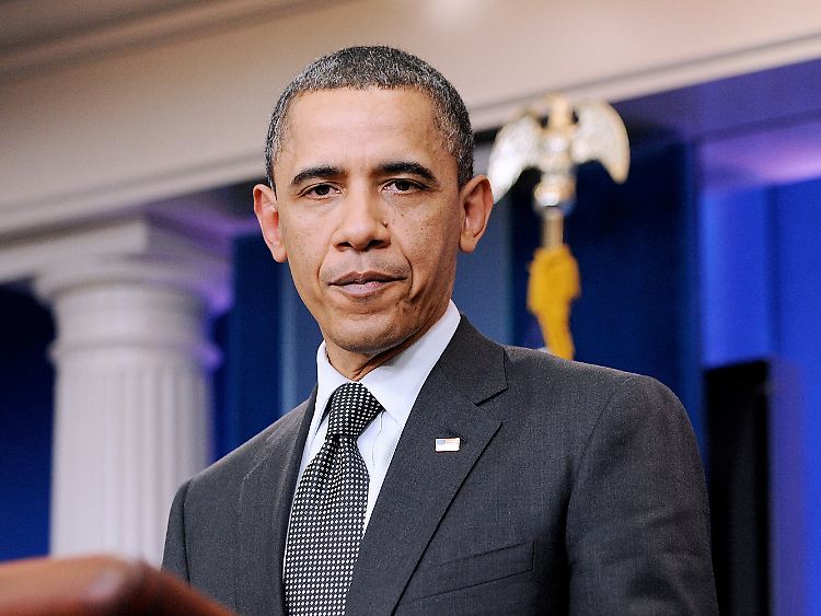 Sichtlich übernächtigt tritt Obama vor die Presse.