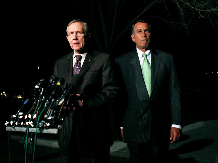 John Boehner (rechts) und der Chef der Demokraten im Senat, Harry Reid, geben ihre Statements ab.