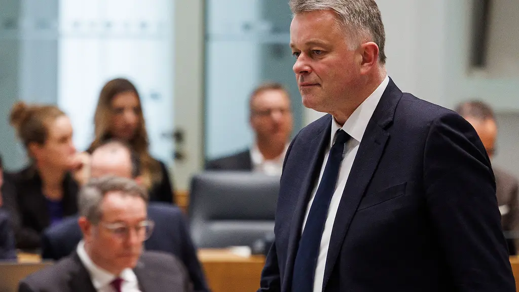 Ministerpraesident-Alexander-Schweitzer-l-und-sein-Herausforderer-Gordon-Schnieder-r-wollen-beide-in-der-Fastenzeit-auf-Suesses-verzichten