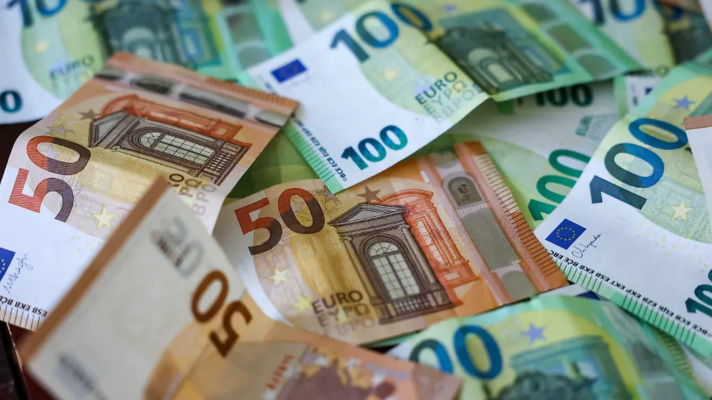 Mehrere-Hunderter-und-Fuenfziger-Euro-Geldscheine-liegen-auf-einem-Tisch