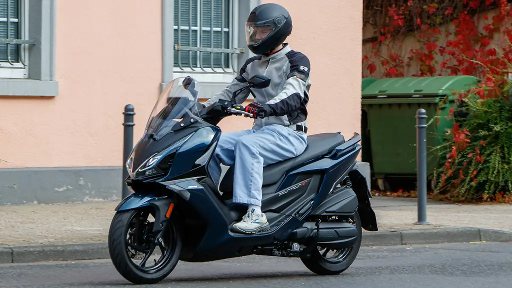 Ein-Heisssporn-ist-der-etwas-uebergewichtige-Downtown-nicht-zumal-der-fluessigkeitsgekuehlte-Einzylinder-bei-12-9-PS-das-15-PS-Limit-nicht-voll-ausschoepft