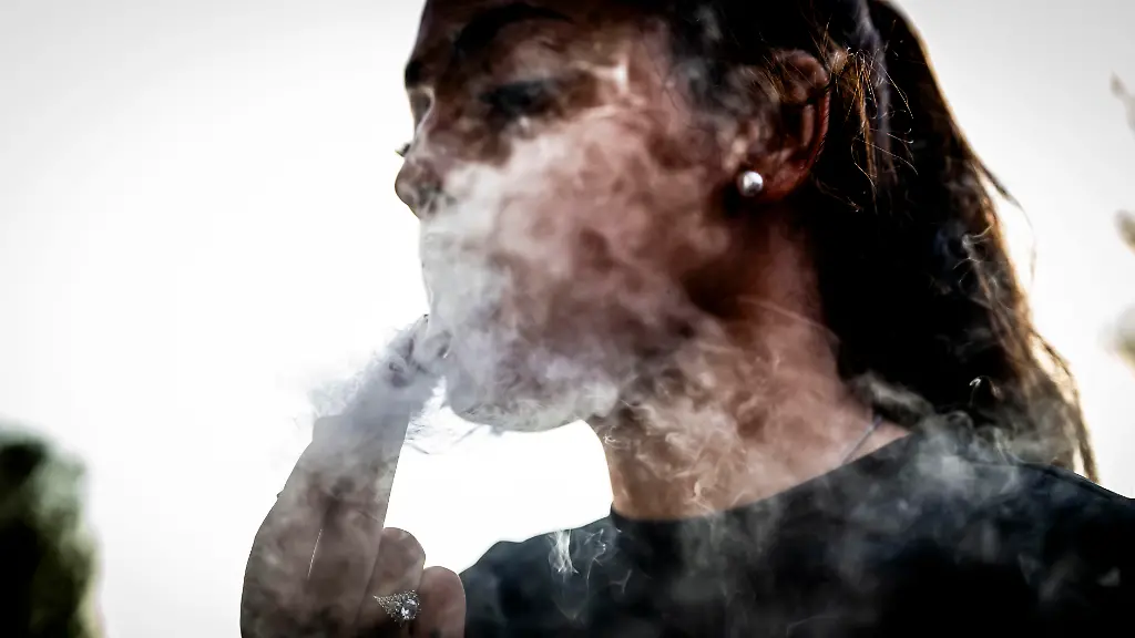 ROTTERDAM-A-teenager-is-vaping-Many-illegal-vapes-contain-large-amounts-of-nicotine-comparable-to-200-to-400-cigarettes-Vaping-is-unhealthy-and-addictive