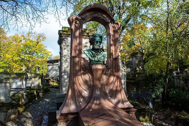 Grabstaette-von-Emile-Zola-auf-dem-Friedhof-Montmartre-in-Paris-Frankreich-Emile-Edouard-Charles-Antoine-Zola-war-ein-franzoesischer-Schriftsteller-Maler-und-Journalist