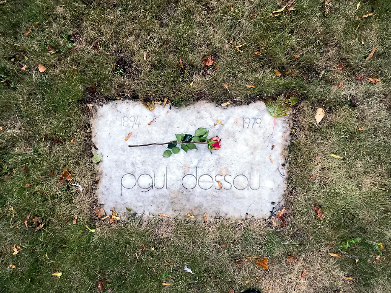 DEU-Deutschland-Germany-Berlin-07-10-2023-Grab-und-Grabstaette-von-Paul-Dessau-deutscher-Komponist-und-Dirigent-auf-dem-Dorotheenstaedtischen-Friedhof-an-der-Chausseestrasse-im-Berliner-Bezirk-Mitte-Berlin-Deutschland-Der-historische-Friedhof-beherbergt-Graeber-beruehmter-Personen-aus-Kunst-Kultur-und-Wissenschaft-en-Grave-and-burial-site-of-Paul-Dessau-German-composer-and-conductor-at-the-Dorotheenstaedtische-Friedhof-on-Chausseestrasse-in-the-Mitte-district-of-Berlin-Germany