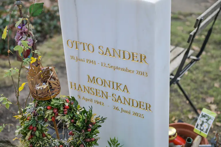 Otto-Sander-Monika-Hansen-Sander-Grab-Dorotheenstaedtischer-Friedhof-Chausseestrasse-Mitte-Berlin-Deutschland