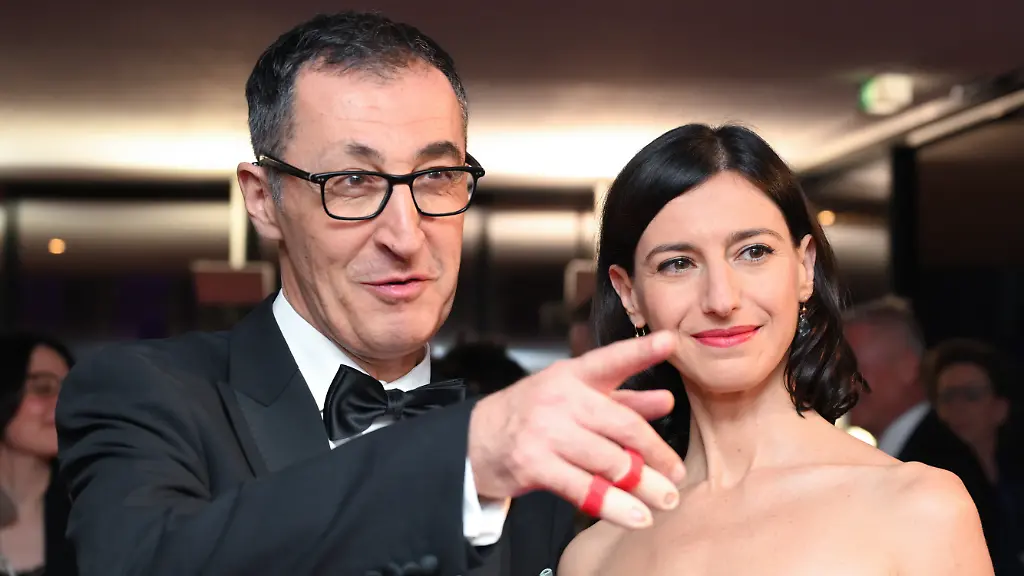 Cem-Oezdemir-l-Buendnis-90-Die-Gruenen-Spitzenkandidat-fuer-die-Landtagswahl-in-Baden-Wuerttemberg-2026-und-Flavia-Zaka-r-betreten-den-Ballsaal-zum-Landespresseball-Erwartet-werden-Besucher-aus-Politik-Wirtschaft-Sport-und-Kultur-im-Kultur-und-Kongresszentrum-Liederhalle