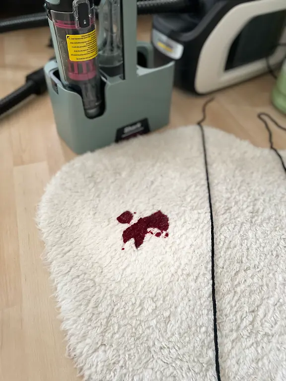 Shark Polster- und Teppichreiniger Rote Beet Fleck im Test