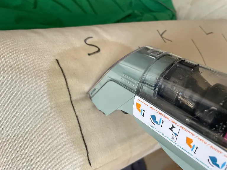 Shark Teppich- und Polsterreiniger saugt Kaffeefleck im Test