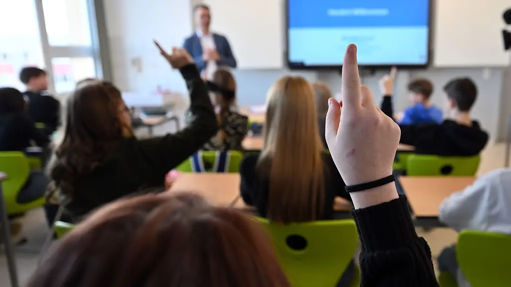 Thueringens-Bildungsminister-Christian-Tischner-haelt-eine-Verfassungsviertelstunde