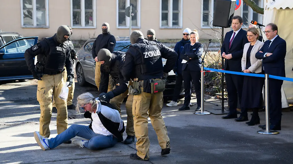 Alexander-Dobrindt-r-CSU-Bundesinnenminister-Stefanie-Hubig-2-v-r-SPD-Bundesministerin-der-Justiz-und-fuer-Verbraucherschutz-und-Lars-Klingbeil-3-v-r-SPD-Bundesminister-der-Finanzen-besuchen-das-Zollfahndungsamt-Berlin-Brandenburg-und-schauen-sich-anlaesslich-der-Vorstellung-des-Gemeinsamen-Aktionsplans-gegen-Organisierte-Kriminalitaet-eine-Festnahme-Vorfuehrung-des-Zolls-an