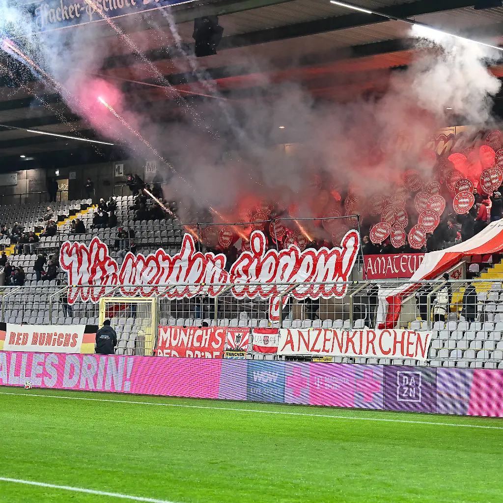 MUNICH-GERMANY-05-DECEMBER-Fans-supporters-der-Bayern-Amateure-zeigen-zu-Spielbeginn-eine-Choreo-vor-dem-Match-zwischen-den-Amateuren-des-FC-FC-Bayern-Munich-und-dem-SV-Wacker-Burghausen-beim-Nachholspiel-des-9