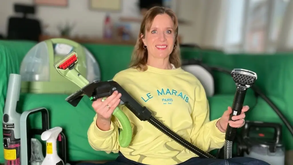 Maren Test Teppich- und Polsterreiniger vor Sofa mit allen Geräten