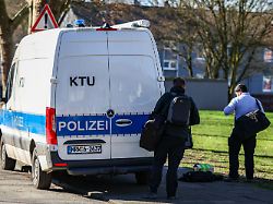 Furchtbarer Fund in Waldstück : Frauenleiche in Duisburg aufgefunden