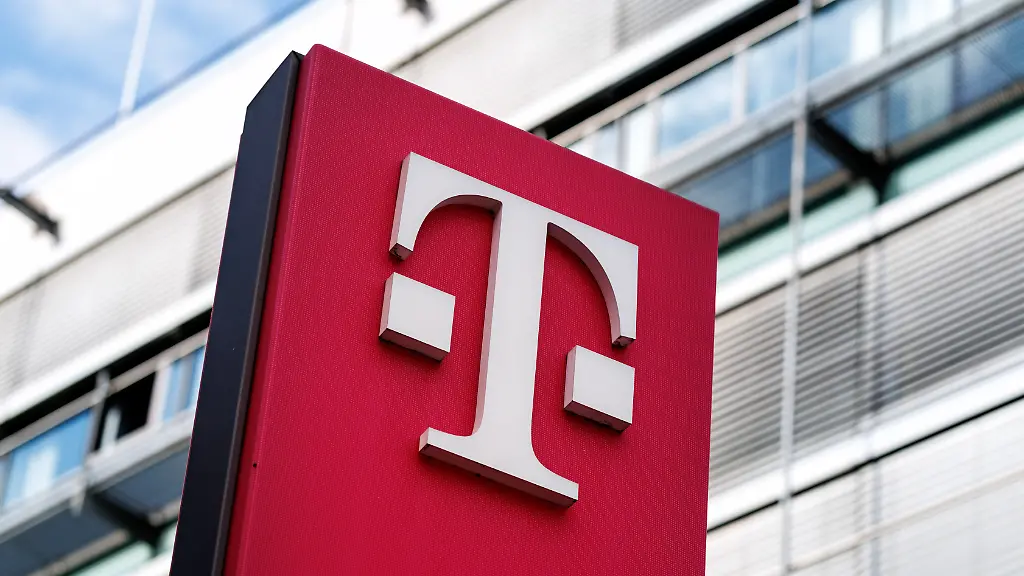 Das-Logo-vom-Mobilfunkanbieter-Deutsche-Telekom-ist-am-15-10-2025-an-einer-Stele-vor-einem-Buerogebaeude-in-Muenchen-Bayern-zu-sehen-Die-Deutsche-Telekom-AG-DT-oder-DTAG-ist-die-ist-die-Dachgesellschaft-von-Europas-groesstem-Tele-kommunikations-unternehmen-Zur-Marke-gehoert-unter-anderem-das-Fernsehangebot-MagentaTV