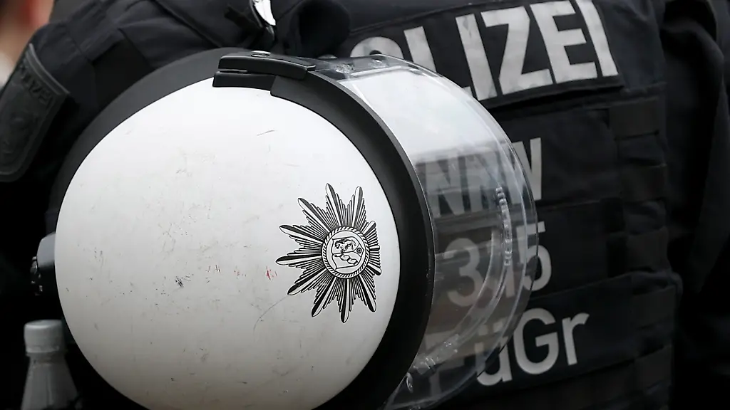 08-02-2026-Koeln-Einsatzkraefte-der-Polizei-auf-Bereitschaft-in-der-Stadt-Besonders-zu-Karneval-rechnet-die-Polizei-mit-erhoehter-Alarmbereitschaft