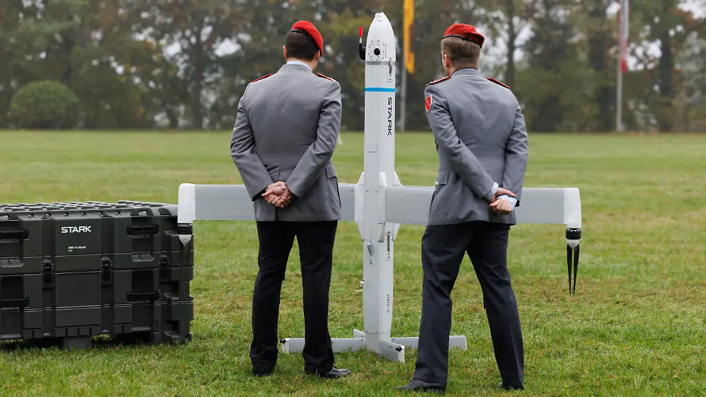 Blick-auf-eine-Drohne-vom-Typ-Loitering-Munition-System-der-Firma-Stark-Defence-beim-Feierlichen-Appell-fuer-das-neu-aufgestellte-Artilleriebataillon-215-in-der-Generalfeldmarschall-Rommel-Kaserne