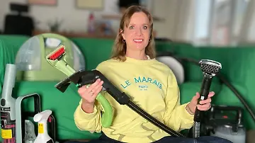 Maren Test Teppich- und Polsterreiniger vor Sofa mit allen Geräten