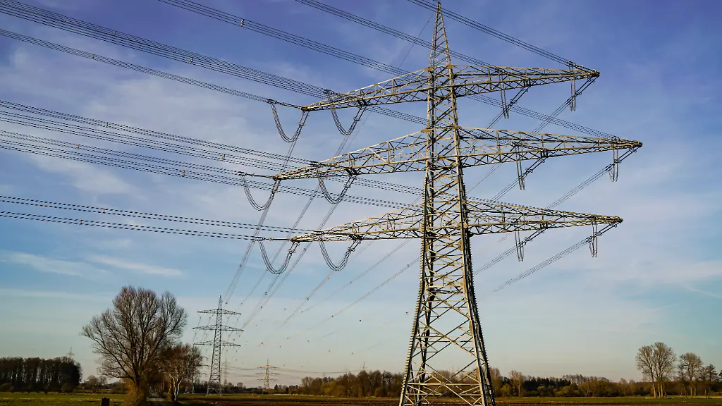 Netzausbau-und-Energiewende-der-Transport-von-Windenergie-vom-Norden-in-den-Sueden-der-Bundesrepublik-krankt-immer-noch-am-schleppenden-Ausbau-des-Stromnetzes-Symbolfoto
