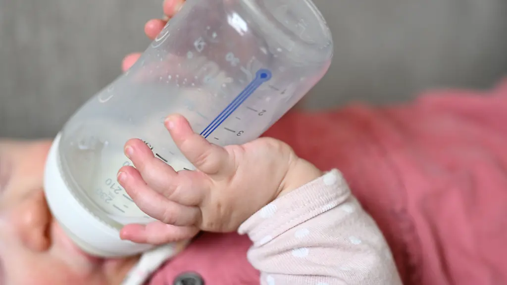 ABD0004-20260127-SALZBURG-OeSTERREICH-THEMENBILD-ZU-APA0111-VOM-26-1-2026-Illustration-zum-Thema-Giftstoff-Verdacht-Babynahrung-Saeuglingsnahrung-Gesundheit-Rueckruf-Toxine-Ein-Baby-haelt-eine-Babyflasche-und-trinkt-Saeuglinsnahrung-aufgenommen-am-Montag-26-Jaenner-2026