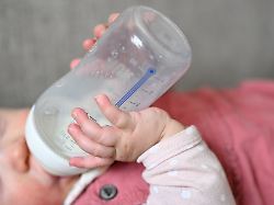 Dutzende Chargen zurückgerufen: Gift in Babynahrung - EU nimmt Zutat aus China ins Visier