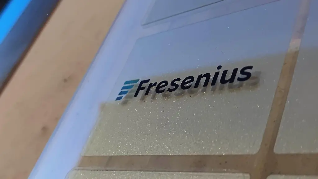 Logo-an-der-Repraesentanz-von-Fresenius