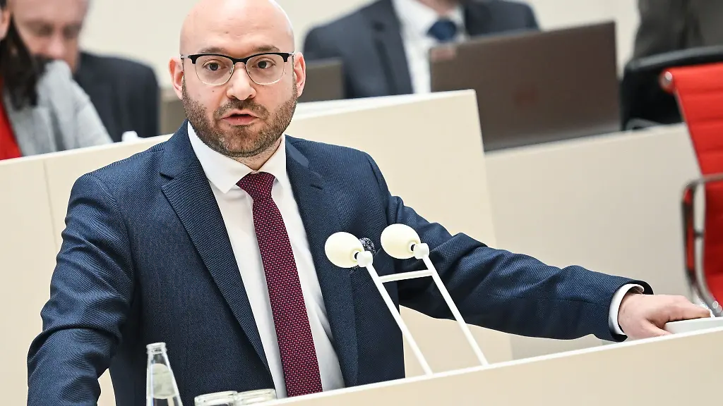 Brandenburgs-Innenminister-Rene-Wilke-SPD-weist-Kritik-der-AfD-gegen-die-Arbeit-des-Verfassungsschutzes-zurueck