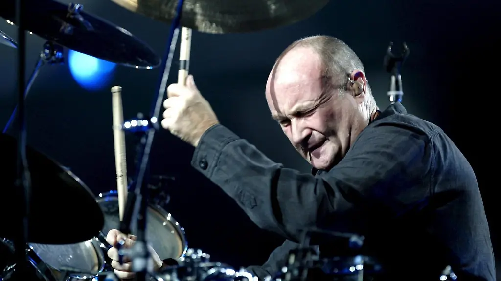 Der-britische-Saenger-und-Schlagzeuger-Phil-Collins-spielt-Schlagzeug-bei-einem-Konzert-in-der-Abdi-Ipekci-Halle-in-Istanbul-Archivfoto-vom-03-11-2005-Am-30-Januar-wird-der-britische-Musiker-75-Jahre-alt