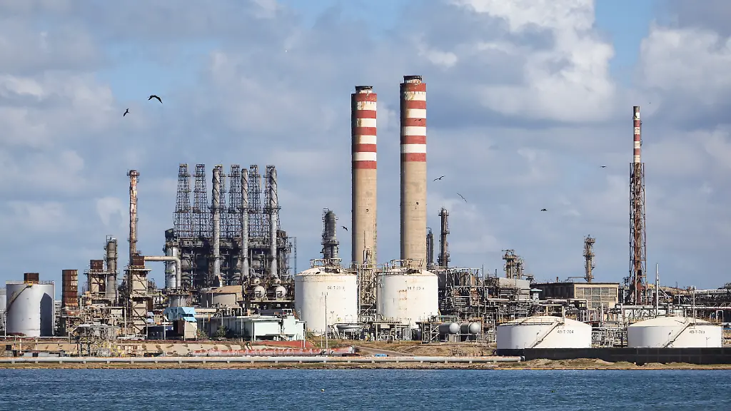 Blick-auf-die-Raffinerie-Punta-Cardon-vom-Strand-La-Barra-aus-Nach-der-Gefangennahme-vom-venezolanischen-Praesidenten-Maduro-durch-US-Spezialeinheiten-und-die-Aufhebung-von-US-Sanktionen-gegen-Venezuela-kuendigte-US-Praesident-Trump-goldene-Zeiten-fuer-das-suedamerikanische-Land-an