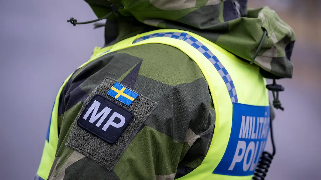 MALMOe-SVERIGE-20260225-Militaerpolis-pa-plats-da-det-franska-hangarfartyget-Charles-De-Gaulle-R91-visades-upp-foer-media-och-inbjudna-pa-onsdagen-daer-det-ligger-vid-kaj-Norra-hamnen-i-Malmoe