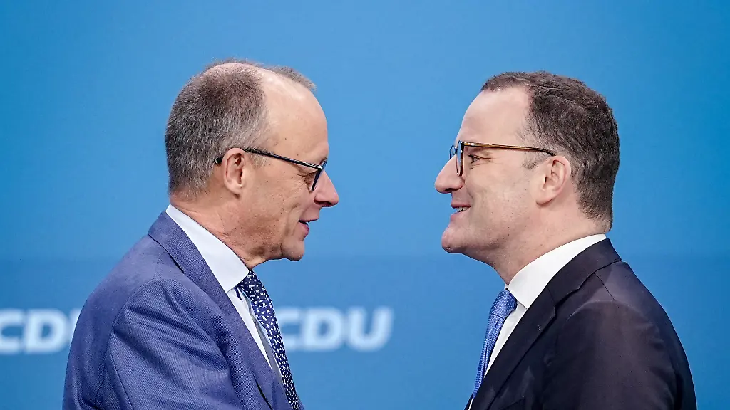 Bundeskanzler-Friedrich-Merz-l-CDU-CDU-Bundesvorsitzender-und-Jens-Spahn-Vorsitzender-der-Unions-Fraktion-im-Bundestag-nehmen-am-CDU-Bundesparteitag-teil-Nach-den-Vorstandswahlen-geht-es-am-zweiten-Tag-des-Parteitags-um-die-Inhalte-Unter-anderem-stehen-Antraege-zu-Teilzeit-Einschraenkung-der-Social-Media-Nutzung-fuer-Kinder-und-zur-Rentenreform-zur-Beratung-an