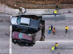"Ich muss sofort hier raus": Zwei Autos stürzen an Kreuzung in Nebraska in großes Erdloch