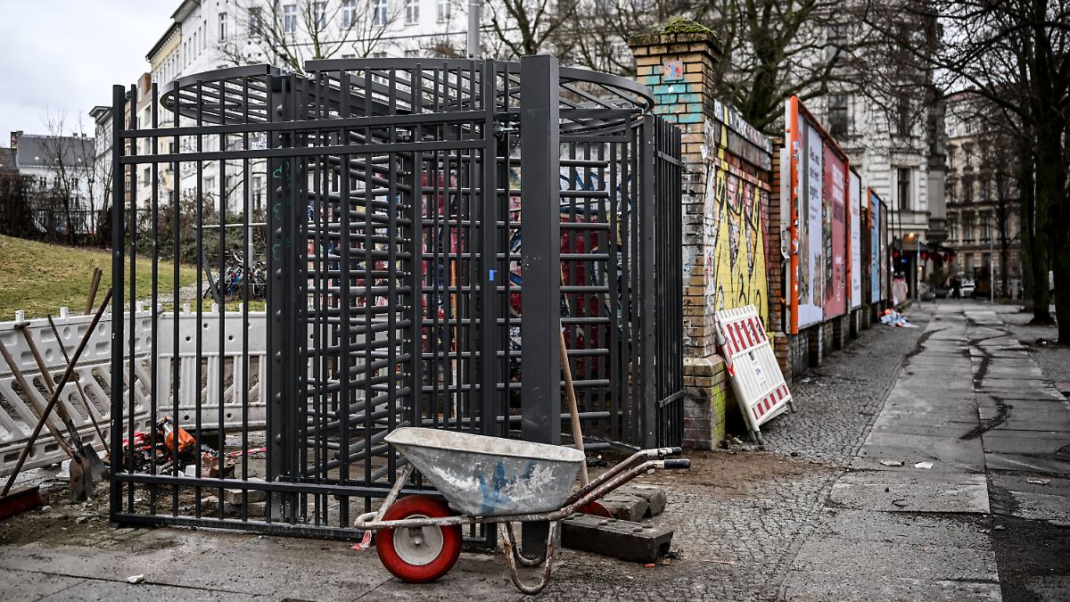 Berlin streitet sich um einen Zaun