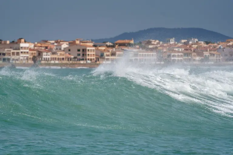 Starke-Wellen-brechen-sich-ueber-den-Haeusern-von-Sa-Rapita-Gemeinde-Campos-Mallorca-Balearen-Spanien-strong-waves-crashing-over-the-houses-of-Sa-Rapita-municipality-of-Campos-Mallorca-Balearic-Islands-Spain-LicenseRF-Copyright-xZoonar