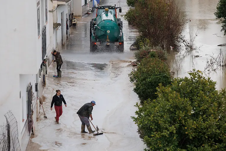 Einwohner-der-Gemeinde-Villanueva-Mesia-Granada-sind-damit-beschaeftigt-Strassen-und-Haeuser-nach-schweren-Ueberschwemmungen-zu-reinigen-Der-Fluss-Genil-war-ueber-die-Ufer-getreten-nachdem-Sturmtief-Leonardo-mit-heftigen-Regenfaellen-durch-die-Region-gezogen-war