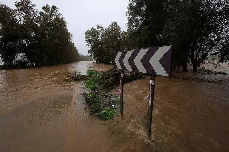 Der-Fluss-Picaro-tritt-bei-Las-Herrizas-Cadiz-ueber-die-Ufer-Tief-Leonardo-soll-heftige-Niederschlaege-und-stuermische-Winde-mit-sich-bringen