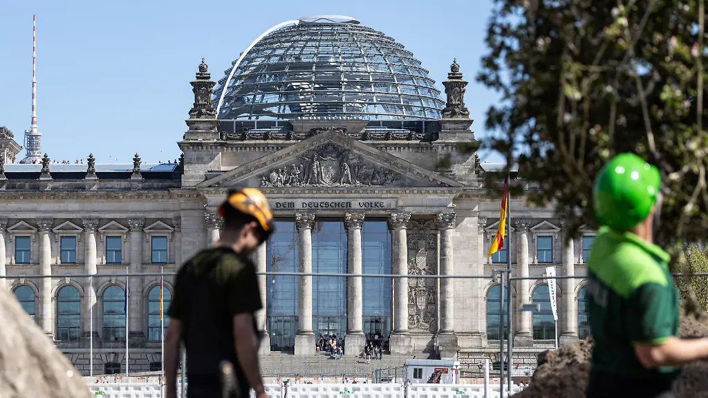 Bauarbeiter-arbeiten-vor-dem-Reichstagsgebaeude