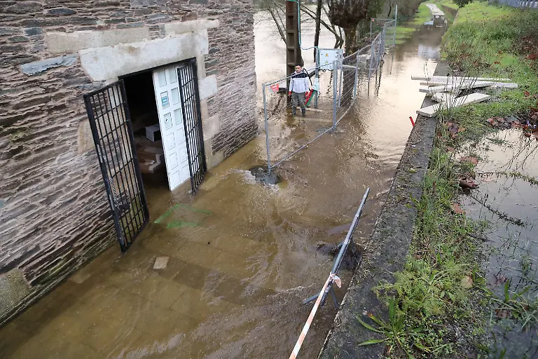27-01-2026-Spanien-Begonte-Die-Stadt-Begonte-ist-ueberschwemmt-nachdem-der-Fluss-Mino-waehrend-eines-Sturms-ueber-die-Ufer-getreten-ist-In-Galicien-ist-es-laut-Rettungskraeften-in-den-letzten-Stunden-zu-zahlreichen-Unfaellen-wegen-des-Unwetters-gekommen