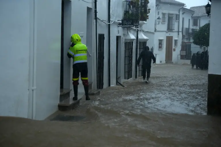 Einsatzkraefte-verschiedener-Feuerwehren-beseitigen-das-Wasser-in-der-Gemeinde-Grazalema-nach-dem-Durchzug-des-Tiefs-Leonardo