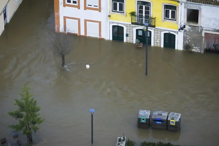 SANTAREM-PORTUGAL-FEBRUARY-6-Aerial-view-of-Ribeira-de-Santarem-town-partially-submerged-after-the-Tagus-River-overflowed-after-Storm-Leonardo-caused-heavy-flooding-in-the-area-on-February-6-2026-in-Santarem-Portugal