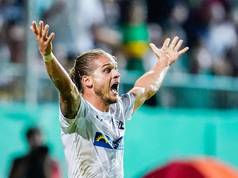 Rurik-Gislason-hier-im-Sandhausen-Trikot-gestikuliert