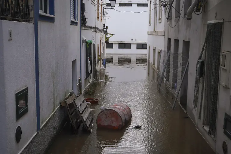 ALCACER-DO-SAL-PORTUGAL-FEBRUARY-05-Residents-and-emergency-crews-coordinate-to-rescue-people-trapped-in-their-homes-after-the-Sado-River-overflowed-after-Storm-Leonardo-caused-heavy-flooding-in-the-area-on-February-5-2026-in-Alcacer-do-Sal-Portugal