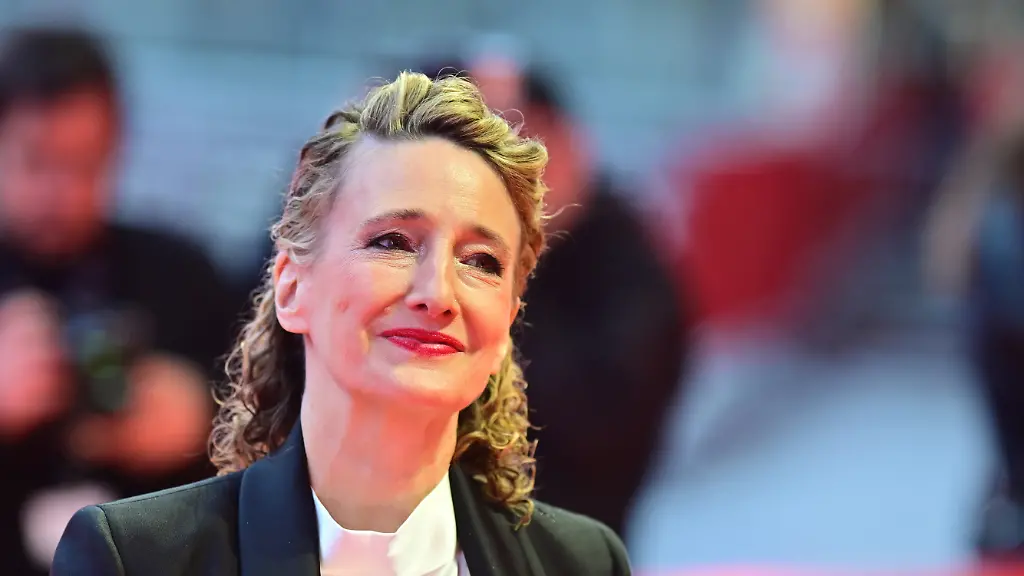 Festivalchefin-Tricia-Tuttle-steht-bei-der-Ankunft-zur-Preisverleihung-der-Berlinale-auf-dem-Roten-Teppich-vor-dem-Berlinale-Palast