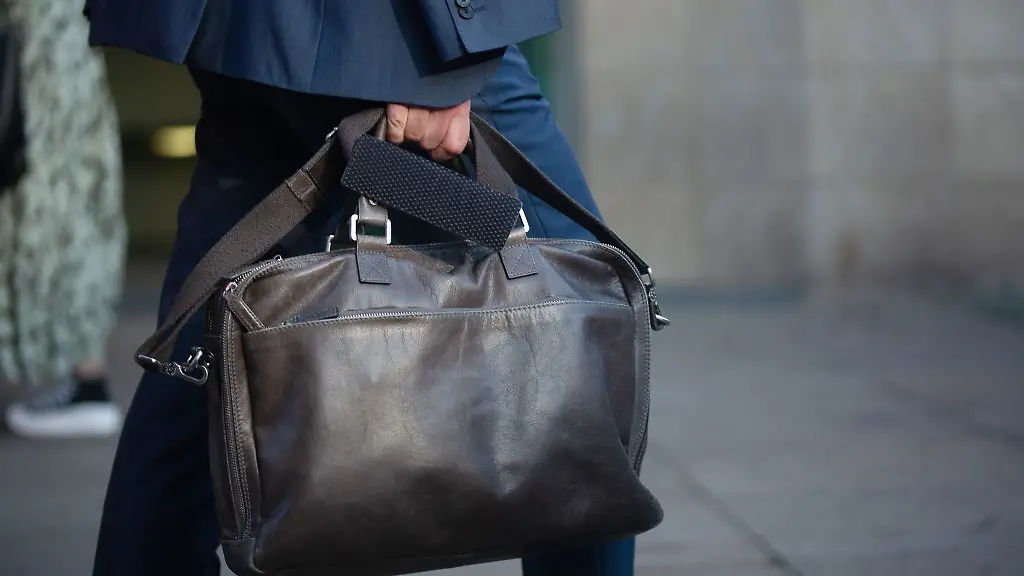 Finanz-und-Unternehmensdienstleistungen-wiesen-2024-in-Sachsen-die-geringste-Pro-Kopf-Arbeitszeit-aller-Branchen-auf-Symbolbild